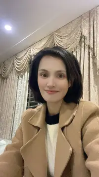不離婚，目的何在？

確切而言，那些接受對方在背叛，并且選擇不離婚的人，為數不少其實是還抱希望的人，說積極一點是抱希望，說明確一點，就是抱幻想——他們總是指望那個背叛自己的人，有一天能夠頓悟，洗心革面，然后好好愛自己、珍惜自己，那么，自己曾經承受的一切，也算是值得了……

如果你愿意接受現實，那么現實就是，那些抱幻想的人，最后基本都是失望，如果自己真的有那么好的命，也就不會遭遇感情的背叛。你對ta回頭抱有幻想，為什么就不會換另一種幻想呢，比如離婚了自己過得異常幸福。

如果你覺得這不可能，為什么你會覺得，ta的蛻變會是可能的呢？

所以，一個人可以原諒對方的背叛，但是不能妥協于背叛，因為，原諒是一種包容，而妥協是一種懦弱；原諒是一種選擇，妥協是一種無奈；原諒是積極的，妥協是消極的，原諒可能讓自己過得更好，而妥協，只會讓自己更加痛苦煎熬。配圖