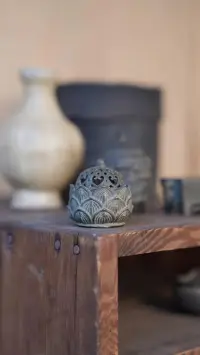 其實，當一個人決定離開你時，就已經表明了他的態度。他不怕失去你，說明你在他心中的地位已經不再重要。

在這種情況下，與其卑微地乞求對方回頭，不如瀟灑地轉身離開。因為真正愛你的人，是不會輕易放開你的手的。
 
友情亦是如此。有時候，曾經親密無間的朋友，因為一些誤會或者利益沖突，漸行漸遠。

你可能會感到困惑和難過，不明白為什么曾經的友誼會如此脆弱。

但你要知道，真正的友情是經得起時間和考驗的。配圖