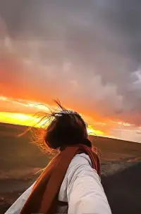 余生请好好爱自己！

人生最好的贵人，其实就是那个不断努力向上的自己。

我们无法改变他人，但我们可以改变自己，让自己变得更加强大。

就像够不到的星星，我们只要努力踮起脚尖，就有可能触碰到它。配图