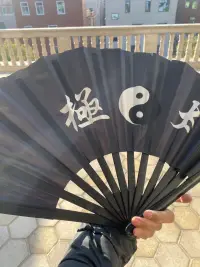 一把太極扇，扇走疾病與煩惱，扇來健康與快樂！配圖