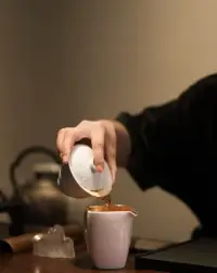 人性的本质就是趋利避害

说直白点只追着好处跑。

所以不要天真的幻想和相信谁会对你忠诚。

别人对你忠诚取决于你能给别人的好处，你给的好处在他的预期之内，自然他就会对你不离不弃，你给的好处满足不了他的预期，无论你怎么去挽留，他迟早都会离开你。

因此，你不要把时间和精力，都用在维护和谁的关系上面，而应当用在提升你自身的价值上面。

你必须认识到你个人创造价值的能力才是最核心的。

你创造价值的速度一定要赶上跟随你的伙伴的成长的速度，也就是说要能始终保持跟随你的人，从你身上获得价值和好处，那么他就会一直跟随追谁你，而且也会对你马首是瞻。

永远记住任何人对待你的态度，都取决于你能给他带去的价值大小，任何下属对你的忠诚度也都取决于你能给他提供的价值大小，因此你对外界的价值，才是别人对你态度的核心。配图
