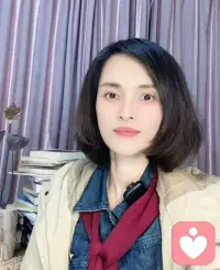 情侶分手后，不應(yīng)執(zhí)著于誰先聯(lián)系對方的問題，因為這只會讓自己處于劣勢和被動地位，而真正的勝利在于讓對方知道你過得比他好。

一段感情的結(jié)束并不意味著遺憾，而是成長的機會，讓你學(xué)會如何愛與被愛，并為遇到更好的人騰出空間。

好聚好散是相愛的人留給彼此最后的體面，無論分開與否，都應(yīng)珍惜曾經(jīng)的感情，并努力成為更好的自己。配圖