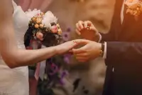 晚婚時(shí)代“開(kāi)命門(mén)”的正確姿勢(shì)

真要較真去“開(kāi)命門(mén)，不如試試這些科學(xué)方法：

社交開(kāi)運(yùn)法：每周參加1次興趣社團(tuán)，比燒香管用10倍

形象管理術(shù)：找到適合的穿搭風(fēng)格，桃花指數(shù)飆升50%

說(shuō)話必修課：學(xué)會(huì)嗯嗯，后來(lái)呢？的傾聽(tīng)技巧，秒變聊天達(dá)人

玄學(xué)心理戰(zhàn)：戴個(gè)粉水晶就當(dāng)心理暗示，自信值+10086

記?。∫鼍壘拖馱IFI信號(hào)，自己先要變成發(fā)光體，才能吸引對(duì)的人來(lái)連接！配圖