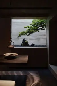 焦慮解決不了任何問題，不妨先靜下心來，把注意力集中在當下能做的小事上，一步一個腳印，慢慢就會找到方向。配圖