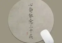 想起聽過的一句話：


“一個人最好的狀態，就是獨處的時候。不用周旋于別人的情緒，也不必刻意判斷他人的心思。”


當你開始遠離人群，才能真正告別內耗，感受生活的充盈。配圖