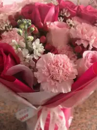 很多人以為，離婚就是翻篇，日子能過得輕松點。但是，真離了你會發現，原以為的解脫，可能是從一個坑跳進另一個坑。

很多時候，生活的難，不是婚姻帶來的，而是本來就難。該操心的柴米油鹽、賺錢養家、孩子教育，一個都不會少。

再婚也不是新生，而是帶著一堆舊賬重新開始。房子、存款、孩子撫養權，樣樣都牽扯不清。

兩個人分開，經濟上受損，精力上受累，感情上受傷，最后圖個啥？成年人要的不是一時的痛快，而是長久的踏實。

有些人離了，才會明白：過不下去的不是婚姻，而是自己的心態。

要知道，人都是差不多的，再找一個，一樣會有脾氣，一樣會吵架，一樣有缺點，甚至問題更糟。

換湯不換藥，換個人重蹈覆轍，折騰來折騰去，還是逃不開那些破事。配圖