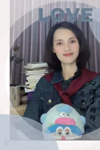 心理学有个「反刍效应」：越想遗忘的伤疤，越会在脑海里循环播放。

那些没说出口的委屈、没抓住的机会、没挽留的人，就像攥在手里的玻璃渣——握得越紧，血流得越多。

真正的养生，是学会把往事装进漂流瓶。配图