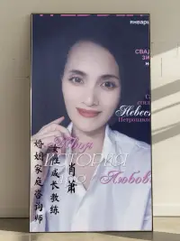 在我接職業咨詢中我一直說，人的能力分三種：

一種是背景和資源，這個不做討論，借用那句經典名言“很多東西出生沒有，也就沒有了”。

第二種是能力，過人的能力，別人輕易無法替代的能力，公司離了你不可，這種情況可以不重視為人處世、人際關系。

第三種就是絕大部分的職場人，也有一定的能力，但是不至于逆天。這時候搞好人際關系，籠絡人脈資源就顯得很重要了。

那么，我們應該如何搞好職場人際關系呢？很簡單，掌握三個要點就可以了。

01 不過分熱情

02 明面上和同事打成一片

03 私下里和領導搞好關系配圖