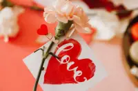 愛自己

人本主義心理學(xué)家羅杰斯說：“愛是深深的理解和接納。”所以愛自己就是看見、理解、并接納真實的自己。

心理學(xué)家榮格說：“內(nèi)在小孩是一切光之上的光，是治愈的引領(lǐng)者。”所以愛自己就是重新養(yǎng)育自己。配圖