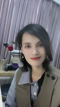 我在许多婆媳关系咨询中，发现婆媳矛盾和纠纷问题这儿子（也是丈夫）往往起着关键的桥梁和协调作用。

儿子既是母亲的亲生子，又是妻子的伴侣，其立场和行为方式会对婆媳关系产生重要影响。

一方面，如果儿子能够理解母亲的期望和情感需求，同时也能尊重妻子的感受和想法，在双方之间积极沟通、传递信息、化解矛盾，那么婆媳关系就更有可能和谐融洽。

另一方面，如果儿子在婆媳之间表现得偏袒一方，或者对矛盾采取逃避、忽视的态度，就可能导致婆媳关系紧张甚至恶化。配图