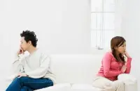 心理學中有個“情感賬戶”理論：長久的婚姻里，賬戶透支太多次后，連存零錢的沖動都消失。

中年夫妻的窗簾后，總在上演藏起體檢報告的默劇——雖不再熱烈地愛，卻狠不下心讓對方嘗人間風雪。配圖