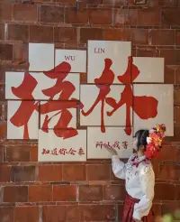 有意義的旅行，都能將人從日復(fù)一日的流程性生活中打撈出來。

讓我們拋卻日常的按部就班，去往不確定的遠(yuǎn)方，打開感官和眼界，從認(rèn)識陌生而廣闊的界域中，尋找自身的位置和價值。

想放松自己，可以出去走走！??一肖老師配圖