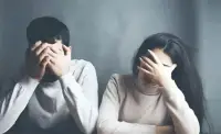 當(dāng)兩個人走進(jìn)婚姻的殿堂，他們希望得到的是被愛和幸福。但是，由于不懂得如何表達(dá)自己的情感需求，有些人會壓抑自己的感受，來滿足他們的伴侶。

這種情況下，很可能會導(dǎo)致一種權(quán)力不平衡的關(guān)系，從而形成婚姻危機(jī)。

如果一個人習(xí)慣于位于高位，表達(dá)自己的情感需求，他很容易迫使他的伴侶做出妥協(xié)。

而另一個人則處于低位，在沖突時會很容易妥協(xié)。雖然這種關(guān)系看起來是平衡的，但它并不牢固。

因為內(nèi)心感受不到被充分重視的一方會感到不滿。這種不滿會導(dǎo)致失望和痛苦，從而使婚姻陷入危機(jī)！配圖