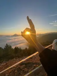 我們常會羨慕身邊那些做什么事都不必太費勁，還能干得不錯的人。

其實這是因為心力充足的人，都很會給自己“省心省力”：

能夠收攏自己的注意力，從不被無關緊要的事擾亂自己，更不會為不必要的事情損耗精力；

內核更穩定，不會事事都繃緊神經，被負面情緒拖累自己，搞得身心俱疲。

所以這樣的人，也更容易過上自己想要的生活。

那如何才能疏通一直郁結在心里的“死能量”，從“死氣沉沉”重新回到“活起來”、心力充足的狀態？

外部世界不斷動蕩的時候，我們不僅要樂觀應對外部世界，也要去學習安自己的心。

策略：

1、用自我冥想，尋找丟失的“邊界感”，從他人的感受站回自己這邊，走出“邊界模糊”引起的人際內耗；

2、用剝離工具性價值，走出“我不夠好”的視角，為自己種下自我肯定的“種子”；

3、用感恩式身體掃描，察覺出自我羞恥的部分，識別自己的防御，激發自我鼓勵的正向資源。??配圖