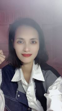 很多人以为“稳定”是一种状态，其实它是一个训练结果。情绪永远不稳定，但你可以练出一种和它们共处的稳定结构。

情绪无法杀人，它只是体验。你所怕的，不是情绪本身，而是你被它控制之后的行为和后果。只要你在混乱中还能动一点，哪怕只是一杯水，一个步伐，一个字，都足以把你拉回现实结构。

心理成熟不是没有波动，而是波动时你知道自己该干嘛。配图