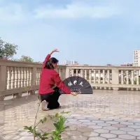 容易焦慮不安的人都是無法恰當地表達自己的情緒，將內心的感受壓抑在心里，也會導致不開心。

例如，在工作中受到不公平對待時，由于害怕沖突或擔心他人的看法，不敢表達自己的不滿和憤怒，這種壓抑的情緒會逐漸積累，對心理造成負擔。配圖