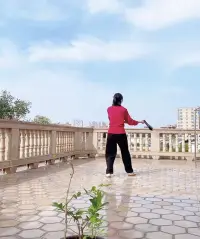 容易焦慮不安的人都是無法恰當地表達自己的情緒，將內心的感受壓抑在心里，也會導致不開心。

例如，在工作中受到不公平對待時，由于害怕沖突或擔心他人的看法，不敢表達自己的不滿和憤怒，這種壓抑的情緒會逐漸積累，對心理造成負擔。配圖