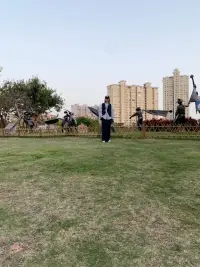 心若年輕，歲月不老。

一個得體的中年少女，是在煙熏火燎之后，仍舊能保持愛臭美的秉性。

花謝了，請修剪好枝葉；
葉落了，請保持樹的骨感！配圖