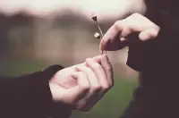斷崖式分手的殺傷力，在于它摧毀的不只是感情，更是對世界的基本信任。別責怪自己‘脆弱’，你的痛苦背后藏著未被滿足的情感需求！配圖