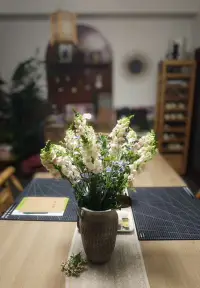 人性中潜意识里都有先满足自己的特性，也就是说人性都是自私的，潜意识里都是首先想到的是自己。

因此你不要苛求任何人会一直无条件的对你好，包括你的亲人，如果你不能给对方回馈必要的价值，你被嫌弃和抛弃是迟早的事。

但是，这个世界上就是会有一些人，要么对于人性的无私善良抱有无尽的幼稚的幻想，认为别人就是会无条件的对自己好，结果只能是自己掩耳盗铃，自己欺骗自己。

还有一些非常无耻的人，利用别人的善良，无尽的去向别人无条件的索取，却不给对方任何有价值的回馈，同样这样的人可以骗对方一次两次，但是最终也会被别人拉黑屏蔽掉。配图