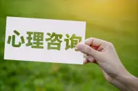荣格有个“阴影”理论：

人的内在潜力往往在无意识中积蓄，它既可以是正面的力量，也可以是被压抑后的“阴影”。

当你一再压抑自己的愤怒，拒绝表达不满时，这些情绪并不会消失， 只是被“活埋”，最终这些情绪会变形，可能会转化为自我怀疑和挫败感。

这也是为什么很多人在长期压抑自己情绪后，会感到极度的无力和失控，会【自我毁灭】。配图