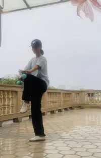我聽過很多婚姻里男性的心聲，也聽過很多女性的心聲。

我發現，很多時候，不是老公沒良心，也不是老婆太強勢。

只是我們在婚姻里，都太容易忘了：好好說話，是最簡單的愛，也是最省力的浪漫。

其實，溝通是兩個人的事。

若老婆能換一種說法；

或者老公提醒一兩句：“若你能更溫和一點，我會更愿意改變。”

也許，你會發現，他也變了，你也沒那么累了，家也更像家了。配圖