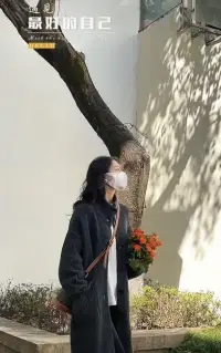 幽默是化解夫妻矛盾的有效方式，它能緩和氣氛，增進關系。

1. 幽默的環境與條件：家庭是引發幽默的理想環境，充滿了善意和愛。

2. 幽默的效果：幽默能有效消除緊張，緩和矛盾，表達委婉的妥協。

3. 幽默的智慧：幽默是智慧、教養和道德優越感的表現，能在輕松中啟迪對方。配圖