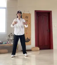 在心理學(xué)上有一個像物理學(xué)里的牛頓定律一樣的定律，就是當(dāng)我們想要去解決焦慮的時候，焦慮就會被放大。所以面對焦慮的時候不要回避，不要去解決，去接受、無視。

這就類似“粉紅色的大象”：

實驗者越是讓被試不要去想粉紅色大象，被試者的大腦中反而越會出現(xiàn)粉紅色大象的影子，這就是人腦和心理運作機制導(dǎo)致的結(jié)果。
同樣的，如果一個人越是想要擺脫負面情緒，就越容易被負面情緒所困擾。

所以，當(dāng)這些負面情緒來臨時，我們要做的是接受它，不要過度在意和強化。

情緒來了，要像對待朋友一樣讓它坐下來喝喝茶，平和地接受它。然后轉(zhuǎn)移注意力，做該做的事，慢慢的，這些情緒就會消失。配圖