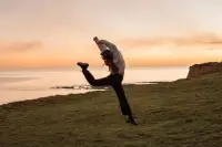親子關系這面鏡子，照見的從來不是孩子，而是父母靈魂的模樣。

當你不允許自己脆弱，就會恐懼孩子的眼淚；而苛責自己笨拙的父母，會放大孩子的失誤。那些深夜爆發的怒吼，表面是指向打翻牛奶的孩子，實則是懲罰當年那個同樣慌張的自己。

真正成熟的父母，都懂得先做自己的擺渡人。允許疲憊時癱在沙發上發呆，接納失敗后躲在被子里痛哭，像安撫受驚小鹿般輕拍自己的后背。

當內心長出溫柔的繭，自然能托住孩子墜落時的恐慌。你凝視深淵時不轉身逃離，孩子就學會了直面恐懼的勇氣。

親子關系的玄機，都是完成與自我的和解。當你停止用父母的鞭子抽打內在小孩，放下“完美大人”的鎖鏈，你松弛的眉梢會變成孩子的晴天。

世間所有教育本質都是自我教育。當你的存在本身成為溫暖的答案，那個奔跑的小身影自會踩著你的光，走出比遠方更遠的道路！配圖