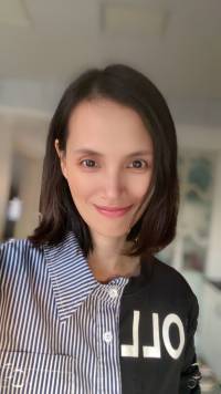 养育孩子的过程，也是父母自我成长和修复的过程。父母在育儿中应觉察自己的问题，通过与孩子的互动，治愈自己的童年创伤，实现自我成长。

1. 亲子关系的本质：亲子关系是潜意识的双向镜照，父母的行为和态度会影响孩子的成长，同时也反映出父母自身的问题。

2. 育儿即育己：养育孩子是修复自我的神圣手术，父母在育儿中应关注自己的内心世界，通过与孩子的互动，修复自己的童年创伤。

3. 重养自己：父母在养育孩子的过程中，也可以学会温柔地善待自己，完成自我的养育。

4. 育儿的最终目的：育儿的最终目的是渡自己，通过与孩子的互动，让彼此的灵魂共同成长。配图