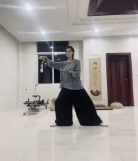 我們活在一個巨大的劇場里，每個人都在自己的劇本里掙扎、表演、謝幕。

大多數(shù)人終其一生都在角色里入戲太深，而極少有人能抽身而出，站在高處，冷眼旁觀這場荒誕又真實(shí)的人間戲劇！配圖