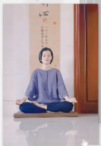 我们生活在一个充斥着焦虑、压力和繁琐琐事的时代，很多人因为忙碌而逐渐失去了内心的平静和自由。

然而，我们并不是没有逃离这种状态的办法，禅修就是一个非常有效的方法。

禅修或称“坐禅”，是一种起源于印度的古老修行方式，如今已经传承发展至中国和日本等国家。禅修的核心在于“觉悟”，即通过意识的清醒和觉察来超越自我和世俗的束缚，实现内在的平静与自由。

禅修不仅有益于健康身心，还能长期带来更深层次的智慧和成长。❤️禅修者肖老师配图