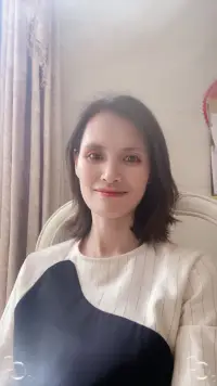 不合适的感情，最终都会自然结束，上天会让他（她）主动离场。这句话听起来像是宿命论，但仔细琢磨，却蕴含着深刻的道理。它并非预言，而是对感情规律的一种解读。

一段不合适的感情，就像两条互相交叉的平行线，看似相交，实则终究会渐行渐远。 

因为彼此的三观、价值观、生活方式存在差异，矛盾终归会爆发，最终导致感情破裂。❤️肖老师配图