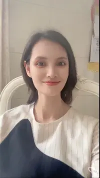 人须活在缘分里，而非关系里

一个人之所以活得累，只不过是把聚散离合看得太重。

与关系纠缠，被人情所困，受得失折磨，反复痛苦自己，不如顺其自然，相聚的时候热情拥抱，分开时就挥手祝福。

莫言说：

人一旦悟透了，就会变得很沉默。
不是没有了与人相处的能力，而是没有了与人逢场作戏的兴趣。
经历越多，越发觉得人际圈子不值得我们花心思。

缘分来时，欣然接纳；缘分去时，坦然送别。

强求不得，强留不住，不如就痛痛快快告别，不执着于关系，不流连于感情。

生命就像一场旅行，未来会遇到谁，发生什么故事，都不可知。

无论是亲情、友情，还是爱情，看淡，随缘，才能真正解脱。

礼貌的退场，把时间用在有用的事情上，经营好自己，过好每一天。

人生匆匆，要记得，幸福永远是自己给自己的。❤️配图
