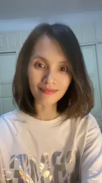 身边之人能不能深交，取决于有没有利益关系。如果有很深的利益合作，最好不要把私人生活袒露给对方。这世上从来没有永远的利益共同体，而家或私人生活又是一个人最终的软肋。别不小心给别人递了刀子，还是刀尖冲着自己的那种。

深以为然。这个世界鱼龙混杂，背后捅刀的人也许就是你身边最信任的人。

要知道，和任何人走得太近，都是一场灾难，因为你根本不知道什么时候他们就会对你反目成仇。成年人最幼稚的行为就是轻易与人交心，你能说出多少秘密，就会有多少危险在等着你。配图