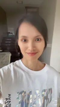 运动：让身体先“快乐”起来！

大脑会在运动时分泌「内啡肽」，这是天然的“快乐激素”。不必强迫自己高强度锻炼，哪怕是快走30分钟、跟着音乐跳一支简单的舞，或是在瑜伽垫上拉伸身体，让汗水带走紧绷的神经，身体放松了，心也会跟着轻盈。

小行动：选一首喜欢的动感音乐，每天花10分钟在家“蹦跶”，把烦恼踩在脚下！加油哦！小伙伴！配图