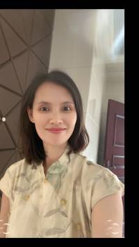 阅史知今（职场篇）

汉初的陈平，助刘邦解白登之围、离间项羽范增，被誉“阴谋宗师”。

但《资治通鉴》记载，吕后当政时他整日酗酒玩女人，文帝即位后立刻辞去右丞相职位。

这位“职场不倒翁”的保命秘诀，竟是主动制造污点。当同僚周勃被诬谋反时，陈平已通过自污让所有人相信：“一个贪财好色之徒，怎会有政治野心？”

司马光点破玄机：“高祖至霸上，陈平亡楚归汉，其见机如此。”

当代人总想打造完美人设，却不知在权力职场中，适度的“不完美”才是安全阀。

就像上市公司CEO偶尔被曝出无关痛痒的丑闻，反而能降低股东戒心！