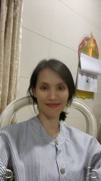 高考家长如何心理疏导：

高考前，家长的心理状态对孩子的影响至关重要。以下是一些建议，帮助家长更好地疏导自己和孩子的心理压力：

家长自我心理调适
● 保持情绪稳定：家长的情绪会直接影响孩子，因此要尽量保持平和、冷静，避免将焦虑传递给孩子。
● 正确看待高考：认识到高考是孩子成长过程中的重要经历，但不是唯一的人生转折点，以平常心对待。
● 调整心态：接受紧张和焦虑是正常的情绪反应，适度的紧张有助于提高学习效率。
● 寻求支持：与其他家长交流，分享经验，缓解自身压力。
为孩子营造良好的家庭环境
● 营造和谐氛围：减少家庭矛盾，多聊轻松的话题，如孩子的兴趣爱好或笑话。
● 提供安静环境：确保孩子有一个安静、舒适的学习和休息空间。
● 保持规律作息：帮助孩子维持正常的生活节奏，确保饮食清淡营养。
与孩子有效沟通
● 倾听与理解：耐心倾听孩子的担忧，给予理解和支持，避免打断或急于给出建议。
● 积极反馈：用鼓励和肯定的语言回应孩子，增强他们的自信心。
● 关注过程：多关注孩子的学习努力和进步，而非仅仅考试成绩。
● 设定合理目标：根据孩子的实际情况，设定合理的考试目标，避免过高期望带来的压力。
帮助孩子缓解焦虑的具体方法
● 引导积极心理暗示：鼓励孩子用积极的话语鼓励自己，增强自信心。
● 增加确定感：帮助孩子通过提前了解报考政策、熟悉考场环境等方式，减少不确定性带来的焦虑。
● 转移注意力：鼓励孩子通过运动或其他兴趣活动放松身心。
● 保持日常规律：维持正常的生活节奏，避免刻意营造过度紧张的氛围。配图