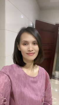 每个人骨子里都有自卑，毕竟这世界就没有完美的人。自卑可以分为两种，不健康的自卑感和健康的自卑感。

我们很习惯于拿自己的缺点和别人的优点对比，毕竟父母从小就在给我们灌输“别人家的孩子”如何如何。

小时候，我们很讨厌父母拿我们和别人比较，长大后，我们自己也继承了父母的思考方式，主动拿自己跟别人比较。

可年龄越大越会明白，如果总是拿自己的短板和别人比较，那永远都有比自己厉害的人。

但换个角度想，人和人之间，不管有什么样的差异，都是平等的，人和人之间是没有高低之分的，明星也是人，博士也是人，教授也是人。

人和人之间的竞争，是很没必要的，也是永无止境的。

这就是不健康的自卑感，在这种自卑感的笼罩之下，我们很难真心祝福身边取得成绩的人。

而健康的自卑感是从胜负竞争中退出，跟“理想的自己”比较。

假如你想要去到前景更好的行业，拿更高的工资，那就自己钻研相关的技能，努力寻找进入这个行业的机会；

假如你想身材变得更好，那就去锻炼，去合理配置饮食结构，保证充足的睡眠，总有一天身材会变好的；

假如你想通过写作变现，那就开始写，边写边学，边写边练，总会看到自己的进步；

人活着不是为了赢得别人，而是为了战胜“昨天”的自己，跟别人比较永远没有尽头，跟自己比较，就是了解自己，接纳自己，试着超越自己的过程，整个过程其乐无穷。

用《有限与无限游戏》的观点来看，不健康的自卑感就是有限游戏，而健康的自卑感是无限游戏，“有限游戏以取胜为目的，而无限游戏以延续游戏为目的。”配图