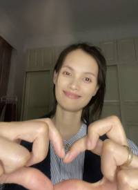 爱的平衡：爱老婆，也爱母亲

男人在处理爱老婆和爱母亲的关系时，可以采取以下几个策略：

理解冲突的本质：认识到婆媳关系紧张往往源于角色转换的阵痛期，需要男人用智慧来化解。

建立清晰的界限：在生活中要划分清楚哪些事情该由妻子做主，哪些事情需要考虑母亲的意见。例如，家庭装修、日常起居这些事情，应该以妻子为主；而在重大节日安排、家族传统等方面，要多考虑母亲的感受。

私下沟通为主：当发现矛盾时，不要在两个人同时在场的情况下处理。先私下和母亲沟通，了解她的想法和顾虑；再和妻子交流，听取她的建议和感受。这样可以避免正面冲突，也能让双方都感受到被尊重。

创造独立空间：适当给双方创造独立的空间很重要。可以安排母亲住在附近但不是同一个屋檐下，这样既能照顾到母亲，又能保持小家庭的独立性。

化解具体矛盾的技巧：饮食习惯的差异是最常见的矛盾点。可以建议分开做饭，或者轮流掌勺。在共同用餐时，提前和妻子商量，适当照顾母亲的口味，同时也要和母亲沟通健康饮食的重要性。

教育孩子的分歧也是一个问题。要让母亲明白时代在变化，教育方式也在进步。同时也要提醒妻子，老人的经验也有可取之处，不要完全否定。

生活习惯的冲突也是常见的问题。对于不同的生活习惯，要引导双方互相理解和适应。比如，母亲喜欢早起，媳妇习惯晚睡，可以协调作息时间，避免相互打扰。

长期相处之道：培养共同话题，鼓励母亲和妻子找到共同的兴趣爱好，比如一起看电视剧、学习烹饪或者园艺。共同的活动可以增进感情，减少隔阂。

建立互相尊重的氛围，提醒双方互相尊重。母亲要学会尊重儿媳妇的个人空间和决定，媳妇也要理解和体谅婆婆的年龄和习惯。

保持适度距离，不要期望婆媳关系能像母女一样亲密，保持适度的距离反而能让关系更加和谐。

通过上述方法，男人可以在尊重和感激母亲的付出的同时，理解和关心妻子的感受，从而有效地处理与母亲和妻子的关系。配图