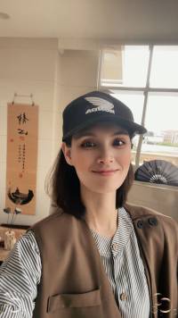 小伙伴，不要把别人对你的嘲讽、孤立、抹黑当成是坏事，那恰恰是你的转机。

当别人对你施以恶劣的手段，背后诋毁你的时候，恰恰说明你的光芒太过夺目，才引发了他们的妒忌、怨恨与不满。

他们妄图扰乱你、击垮你，让你陷入焦虑、惶恐与痛苦，不过是因为你的优秀让他们感到自惭形秽。

“荷密岂阻鱼儿游，峰高怎碍鸟儿飞。”记住，做好自己，那些诋毁你的人终将自食恶果，他们射出的暗箭最终会伤到自己，你的淡定与从容才是对他们最有效的回击！❤️肖老师配图