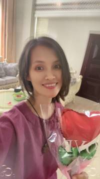 你知道吗？
要先爱己而后爱人。

一个人只有自己内心是
充实的，丰盈的，
溢出来的能量和爱给到
别人，这种爱才是
持续的，稳定的，
才是一种滋养…

爱是自由的付出。
如果爱当中包含了大量
的强迫和依赖成分，
就会容易变质。

如果一个人自己的内心
没有什么支点，
是匮乏的，那么
Ta 给出的爱就是牺牲。
一个内心恐惧的人,
给出的爱,就是控制
是占有欲很强的…

一个向内求的人，
是自信的。给出来的爱
是允许，是接纳，
是理解和包容…
自信，不是觉得自己
比别人强，而是
不需要与其他人比较。

所以，多花时间经营
自己。先接纳自己，
才能接纳别人。
先对自己慈悲，
才能慈悲待人…
只有不断提升自己，
靠自己，才能拯救自己

如果你不能独立的过好
一个人的日子，跟谁在一
起，都很难过好两个人
的日子。其实和谁过，
最终都是在和自己过。
所以，先爱自己，
自己内在丰盈了，
才有能力爱别人…