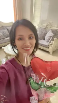 婚姻从来不是年龄达标的任务，就像邻居姐姐40岁也可以嫁给爱情。也像25岁仓促结婚的姑娘，在鸡飞狗跳的婚姻里耗尽灵气。

所谓最好的年龄，从来不是嫁给别人的时间表，而是学会和自己相处的黄金期。

最怕的是用别人的标准绑架自己的人生，无论是30岁坚持单身，还是50岁决定相爱，重要的从来不是在什么时间做什么事，而是你做的事，能否让未来的自己想起时，不被如果当初困住。配图