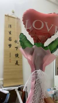 内心匮乏的人
看谁都像掠夺者
自我圆满的人
看谁都是同行者

就像站在雾里看花
有人只看见荆棘
有人却闻到了芬芳
​我们对他人的认知
其实是场精心编排的内心戏

你若是浅滩，看谁都像浮萍
你若是深海，看谁都有暗涌

当你对自己足够诚实
才有资格谈论对他人的理解

​真正的智者都明白：
看懂别人不是本事
看透自己才是修行

当你不再执着于解读他人
而是专注擦拭自己的心镜
世界自然会在你眼中澄明通透！配图