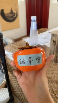 到了一定的年龄，才会懂得这个世界不要对别人心存太多期待，人类的悲欢并不相通，我们总是想要找到能为自己分担痛苦和悲伤的人，可大多时候，我们那些伤痛在别人眼里，不过随手拂过的尘埃！配图