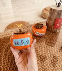 树坏在根，人伤在心。真正的爱自己，是学会给心灵松绑，让灵魂自由呼吸。

张爱玲说：因为懂得，所以慈悲。

最难得的慈悲，是能够善待那个不完美的自己。深夜里的自我否定，为讨好他人而勉强自己的时刻，都是在心上划出的一道道伤痕。配图