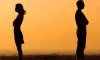千万不可选择离婚不离家！

很多人之所以选择离婚不离家，是抱着试试看的心态在想：“我们领了离婚证，法律上不再是夫妻关系，那么彼此间的期待必然也就没那么高了，那么相处状态会不会好一些？”但其实并不会。

原因在于，即使你们的法律关系不存在了，看起来好像是可以对对方降低一些期待了，但当你们进入到沟通，相处状态后，你们之间原有的那些矛盾冲突，并不会因为领了离婚证就凭空消失。

比如说你们之所以会离婚，是因为你不善于表达，一开口就喜欢伴侣进行指责，那现在离婚了，不代表你的沟通能力就突然升级了，可以用很柔和的方式去表达和沟通了。

这些，和离婚没有任何关系，而是和你自身的经营能力有关。

只有因为离婚这件事，让你痛了，让你意识到以后的人生不能再这样了，然后去学习，去提升，让你自己真正懂得去经营婚姻了，才可以得到很好的婚姻状态。

很多处在离婚不离家中的夫妻，看似矛盾变少了，关系比之前亲近了，这往往都是假象。原因在于离婚不离家从某种程度上，拉远了你们之间的距离，致使你们之间的摩擦好像变少了，但实际上只要你们一直这样相处，很多藏得比较深的矛盾就会逐渐爆发出来。配图