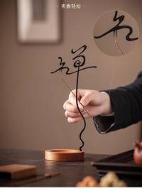 一个人的觉醒，1%靠别人提醒，99%靠千刀万剐。

任何人的劝阻，都不会让一个人大彻大悟！

真正能让人如梦初醒，看透人情世故的，只有经历吃亏，后悔和受伤。

生活为了让一个人成长，会让他尝尽苦头！配图