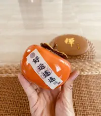 现代人过于强调爱情的重要性，过于看重自己的感情得失，却忘记了生活的本质。


亦舒曾说过，结婚与恋爱毫无关系，人们老以为恋爱成熟后便自然而然地结婚，却不知结婚只是一种生活方式，人人可以结婚，简单得很。而爱情完全是另外一回事。

 
有了爱情的婚姻如同锦上添花，但没有爱情的婚姻，有的是两人往一处用力，这样的婚姻亦不会很差，只要放平心态，懂得生活的侧重点，谁都能够拥有简单的幸福。配图