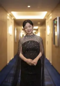 逆襲：從家庭主婦到戛納紅毯


蘇敏的故事被拍成紀(jì)錄片《女人五十》，并受邀參加戛納電影節(jié)。

當(dāng)她站在聚光燈下，沒有華麗的裝飾，只有歷經(jīng)風(fēng)霜后的從容。她說：“我不是什么英雄，我只是不想再委屈自己了。”
 
蘇敏的逆襲，不是財(cái)富自由的爽文，而是一個普通女性的覺醒。她告訴我們：

1. 女人的價(jià)值，不只在家庭里——你可以是妻子、母親，但首先，你得是你自己。

2. 改變，永遠(yuǎn)不會太晚——50歲、60歲，甚至70歲，只要你想，人生隨時可以重啟。

3. 自由，是靠自己爭取的——沒有人會主動給你尊重，你得先學(xué)會尊重自己。
 
蘇敏的故事，沒有轟轟烈烈的劇情，卻讓無數(shù)女性看到：原來，我們都可以活得不一樣！配圖